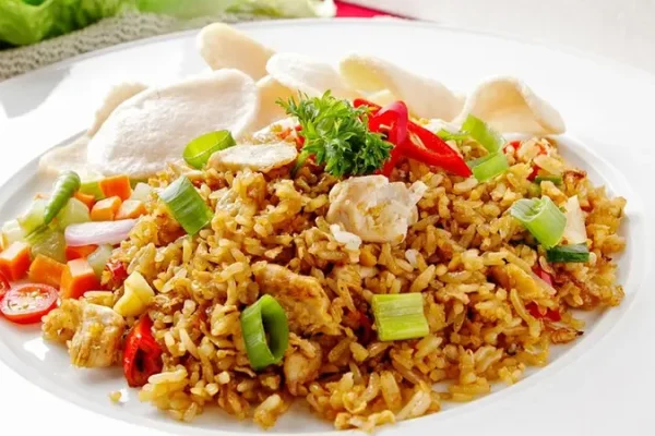 Lezatnya Nasi Goreng dan Ayam Goreng: Kombinasi Favorit Indonesia