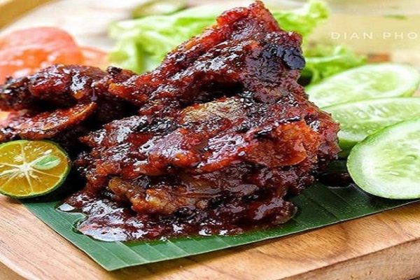 Mengenal Lezatnya Iga Bakar Bumbu Rujak yang Menggoda